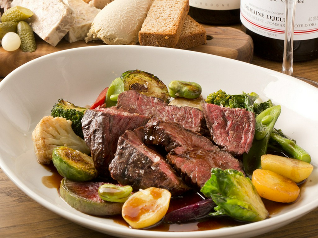 付け合せに季節野菜たっぷりなのもうれしい『牛ハラミのグリエ』