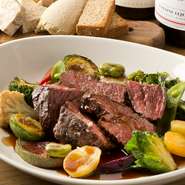 ハラミの柔らかさを損ねない焼き加減。赤ワインソースの豊かな香りが赤身の旨みをさらに引き立てます。