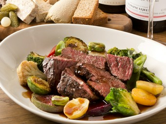 付け合せに季節野菜たっぷりなのもうれしい『牛ハラミのグリエ』