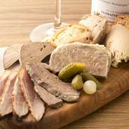 ワイン、シャンパン、ビールにも合うご馳走。人気がある鶏白レバーのムースなど6種類すべてが自家製です。