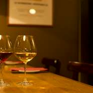 グラスワインも充実。1本空いたら別の１本がグラスワインとして登場するので、次に行くときは違う味に出合えるかも。