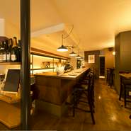 お店は気取りのない雰囲気が魅力。ゆったりとしたカウンター席は半オープンキッチンで、料理が出てくるまでワクワクです。