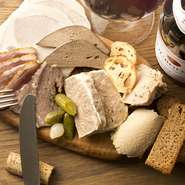 シャルキュトリーのなかでも自慢の『鶏白レバーのムース』は、バターをたっぷり使用しクリーミーでなめらか。仕上げにブランデーでフランベして香りをまとわせます。