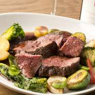 野菜は、静岡の北山農園から直送される分と、料理人からの信頼が厚い「築地御厨」のもの。御厨では、京都産たけのこなど全国の旬の野菜を厳選して仕入れています。サラダなど野菜だけの一皿もぜひお試しください。