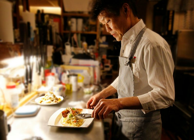 シェフの仕事ぶりを眺めつつ食事を楽しめる「シェフズテーブル」