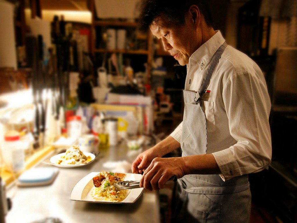 シェフの仕事ぶりを眺めつつ食事を楽しめる「シェフズテーブル」