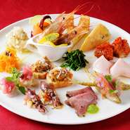 旬の食材の持ち味を引き立てた、前菜13～14種を盛り合わせで。色鮮やかで目にもおいしい一皿です。