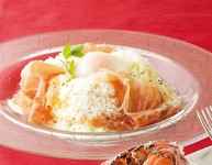 ～本日のスープ／前菜の盛合せ／自家製パン／クアトロフォルマッジ大人のカルボナーラ風　15ヶ月熟成パルマ産プロシュット添え／飲み物
＋300円でデザート付き

濃厚でなめらかな味わいが特徴の生ハムのパスタ。