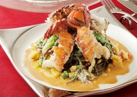 ～本日のスープ／前菜の盛合せ／カナダ産オマール海老の炙り焼き　白身魚と小柱のパスタネロ　サフラン風味／自家製パン／飲み物～
＋300円でデザート付き

芳しく豊かな香りが特徴の魚介のパスタ。
