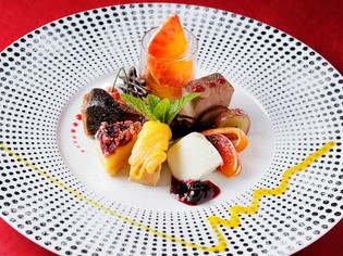 世界各地から集めた食材を一堂に。全メニューに産地の記載も