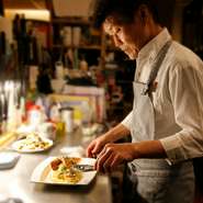真剣に料理と向き合う姿勢が、ゲストとのコミュニケーション