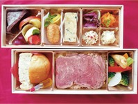 ●ローストビーフ
●ポルチーニ茸のドライリゾット
●8種の前菜
●自家製パン（オリーブオイル付き）
●本日のドルチェ
※内容は日によって異なる場合があります。

+1,150円で「牛ヒレ特製弁当」にグレードアップ