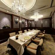 4室の個室には、創業当時から【アピシウス】を彩ってきたシャンデリアが使用されています。2～20名まで対応するバリエーションは、目的によって使い分けができます。個室料￥6,600～￥17,600でございます。