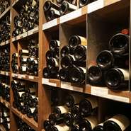 シャンパーニュ、ボルドーなどフランスの名シャトーのワインを中心にしたリストです。とくに専用倉庫で10年は熟成される飲み頃のワインが充実。市場では見つからないレアなビンテージはワイン好きを魅了しています。
