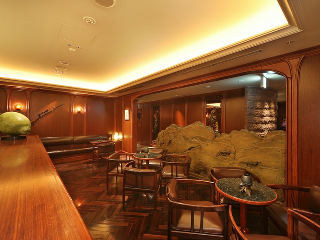 ウェイティング・バーで食前も食後もリラックスして過ごせます