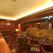 ゲストに極上の時間を提供するポリシーは、バーにも表れています。待ち合わせや食前酒を楽しむことはもちろん、ダイニングとは異なる空間で、食後にコーヒーなども楽しめます。