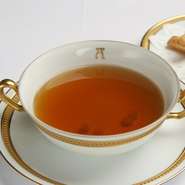 他ではなかなか味わえない、アピシウス伝統のコンソメスープです。