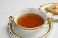 他ではなかなか味わえない、アピシウス伝統のコンソメスープです。