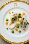 前菜
ズワイガニのエミエッテ
or
海の幸のロワイヤル
真鯛のクレピネット包み焼き
仔牛ロース肉のポワレ
パティシエから小さなクレームブリュレ
デセールのセレクション
ミニャルディーズとコーヒー