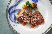 前菜
ホワイトアスパラガスと帆立貝
or
槍烏賊と燻製ホタルイカのメリメロ

桜鱒

国産牛ロース肉のグリエ

パティシエから小さなクレームブリュレ

デセールのセレクション
ミニャルディーズとコーヒー