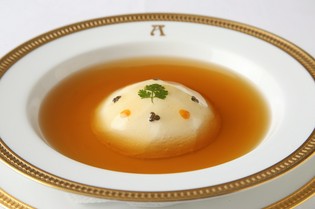 『雲丹とキャビア、カリフラワーのムース、コンソメゼリー寄せ』