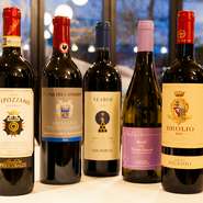 1000本以上をストックするという豊富なワインは、わずかな国産を揃えるだけでそのほとんどはイタリア産。メインの肉料理に合うようにと、シェフの修業先でもあるトスカーナ地方のワインも多く用意します。