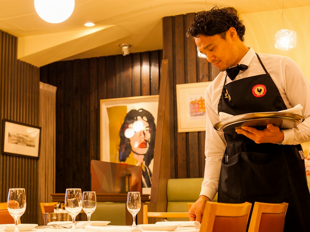 美味なる料理とともにゲストの笑顔を生むカメリエーレのもてなし