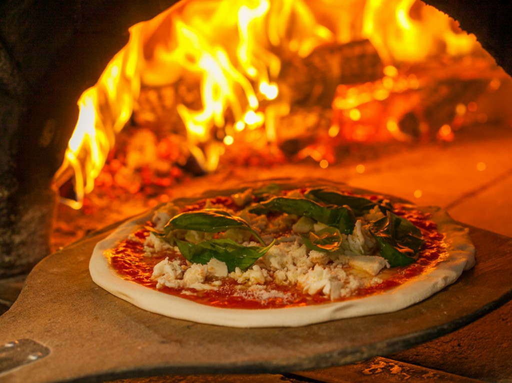 イタリアの石窯で焼く、本場仕込みのナポリピッツァ