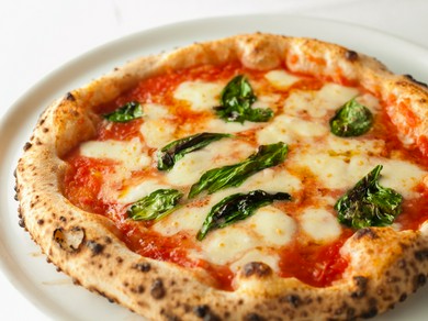 イタリア製の薪窯で焼く『ピッツァ・マルゲリータ』