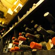 リストに載っているワインはほんの一部。多くの客はソムリエと相談しながら好みの一本を見つけていきます。