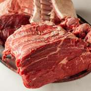 自身の好みもあって特に力をいれているのが肉です。赤身肉の旨みに定評のあるフランス産のオーブラック牛や、イベリコ豚の原種とも呼ばれるビゴール豚、蝦夷鹿など、常時6種ほどを取り揃えています。
