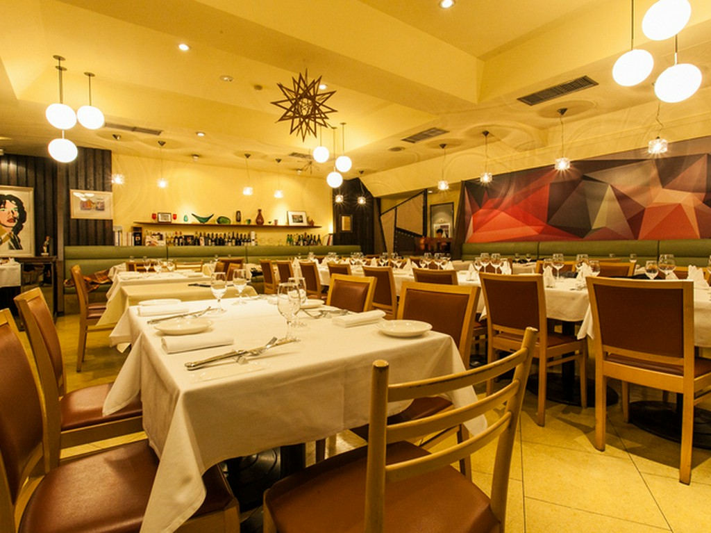 給仕の快活なもてなしがゲストの心を解きほぐす