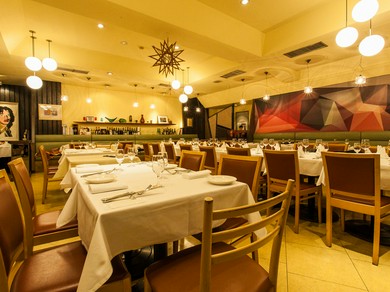 給仕の快活なもてなしがゲストの心を解きほぐす