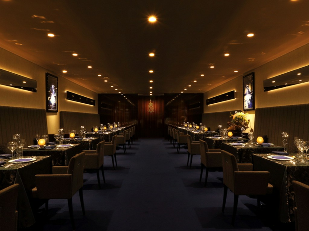 カーペットの敷かれたメインダイニングが優雅な時間を約束