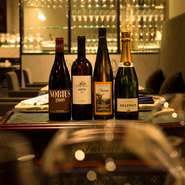 洗練された料理だけでなく、自然派のみを揃えたイタリアンワインのリストも【SALONE 2007】の魅力のひとつ。コースひと皿ひと皿に合わせて楽しめるグラスワインのデグスタツィオーネコースも用意しています。