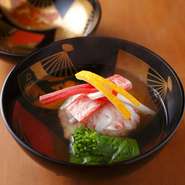 兵庫県浜坂のズワイガニを活きで仕入れ、塩ゆで後氷で急冷させます。蟹を贅沢に使用した春のお椀に。