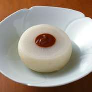 水のみで炊いたかぶらはまさに透き通るような旨み。キャラメリゼにした白味噌が味のポイントに。