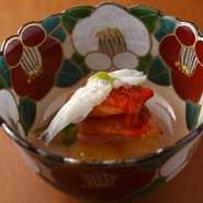 うるい、かずのこ、赤貝、白魚など、春に旬を迎える食材を井戸水のジュレ仕立てにしました。