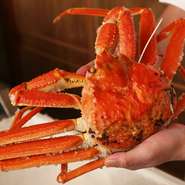 浜茹でに近い状態を再現しようと思い、活きで取り寄せたズワイガニを店で塩茹でし、急冷させます。これにより蟹本来の旨みを引き出します。兵庫県浜坂産のズワイガニが持つ、独特の旨みを味わって欲しいですね。