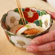 京都は水が美味しい街。料理に使う水も下御霊神社から汲み上げて使っています。ですから、うちの料理は、まず水ありき。そこに出汁が加わり、食材の旨みを引き出すイメージ。接客もシンプルにを心がけております。