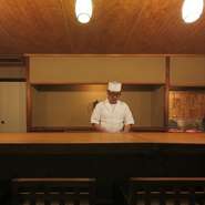全8席カウンターのみの小さな店ですので、すべてが晒しの仕事です。食事をゆったり楽しんでもらう意味でも、1日1回転。閉店時間は決まっておりませんのでゆっくり過ごしていただければと思います。