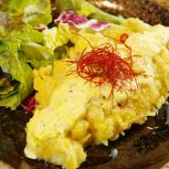 自家製のタルタルソースは、らっきょう、たくあん、大葉など和の食材を用いて作っております。