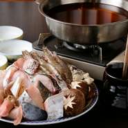 新鮮な魚介を使用した季節を感じる鍋。ボリュームがあり、食べ応えも十分です。