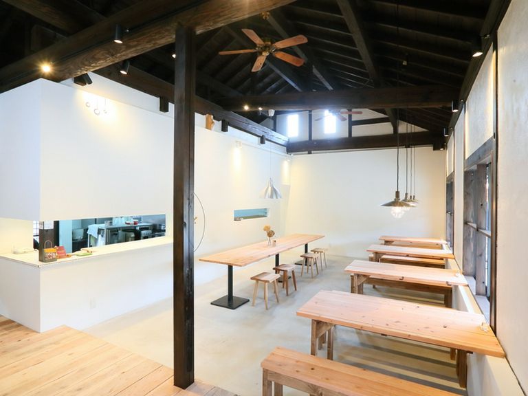 田園風景に佇む古民家風の建物で、手づくり家具に囲まれて食事を
