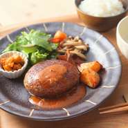 厳選した牛と豚の朝引きミンチ使用。旨味を感じる絶妙な配合と有機野菜を丹精込めて調理。オーダー後に成型して焼き上げてくれます。4種のソースから選んで。