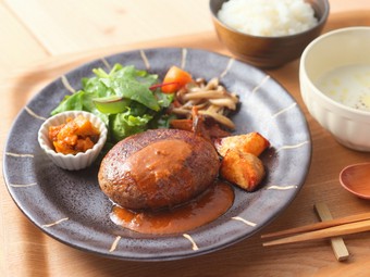 オーダーしてから成型して焼き上げてくれる『ハンバーグセット』