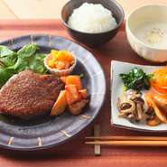 「三田和牛ステーキ」をはじめ、7種のメインから選べるセット。昔ながらの洋食屋さんのレシピです。
