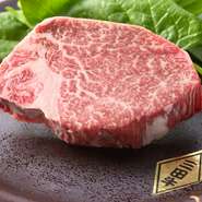 安心・安全な食材を使うことがモットー。地元の精肉店を通じて仕入れた三田和牛や、契約農家から直送した朝どれの有機野菜を使用し、化学調味料を使わず、昔ながらの手法で丹念につくります。