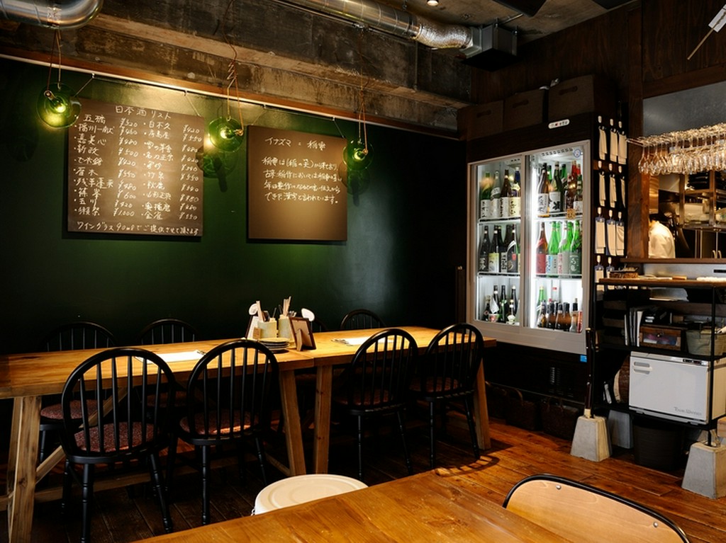 オシャレスポットの喧騒を離れて、酒蔵のような空間でゆっくりと