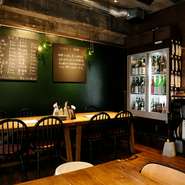 JR元町駅から徒歩3分。オシャレスポットの目抜き通りにある、隠れ家的なお店です。中に入れば、昔ながらの酒蔵にモダンなテイストが混在した空間。打ちっぱなしと無垢材に囲まれて、ゆっくりと食事が楽しめます。